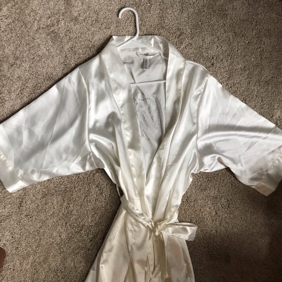 “Wifey” silky satin short kimono bride robe - Picture 3 of 5